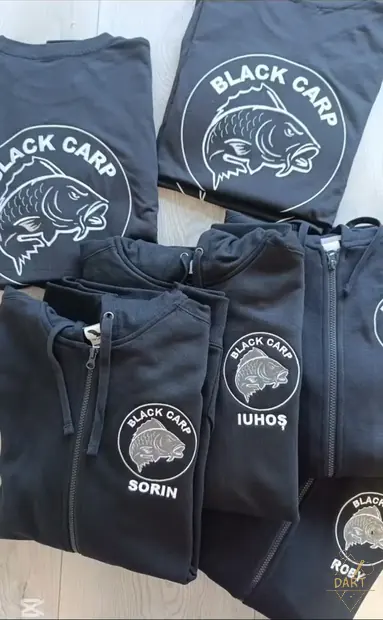 Hanorace negre brodate pentru echipa de pescuit Black Carp