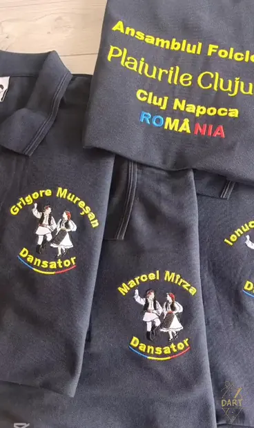 Tricouri brodate cu numele dansatorilor pentru Plaiurile Clujului