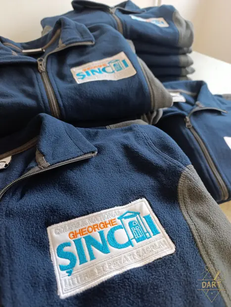 Detaliu cu emblema Colegiului Gheorghe Șincai brodată pe fleece