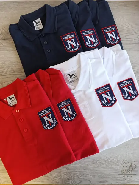 Polo-uri bleumarin, roșii și albe brodate pentru Școala Nicolae Titulescu Cluj-Napoca