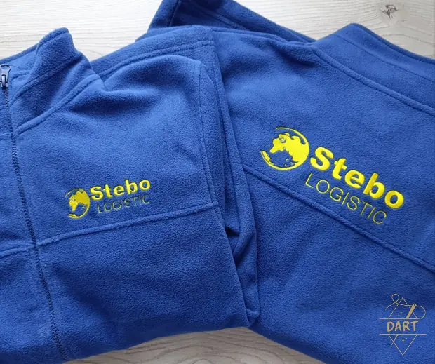 Jachete fleece albastre cu logo-ul Stebo Logistic brodat